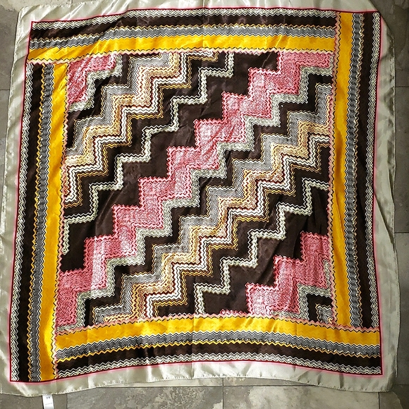 Multi colour zig zag pattern scarf - Picture 2 of 2